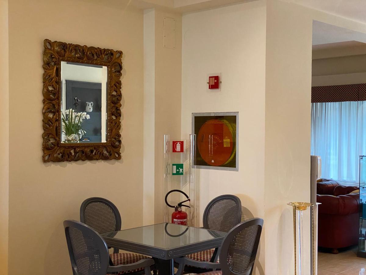 Hotel Estee Дезенцано-дель-Гарда Экстерьер фото