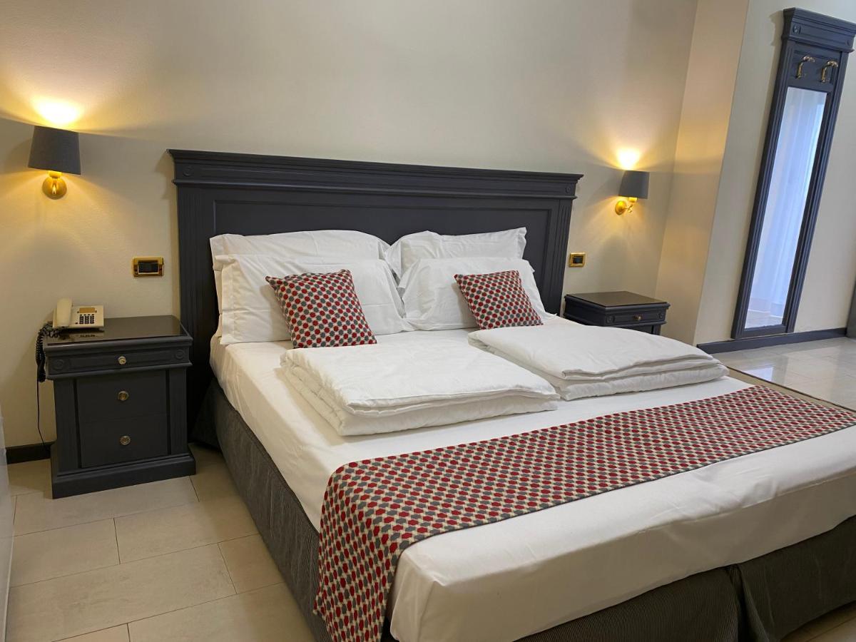 Hotel Estee Дезенцано-дель-Гарда Экстерьер фото