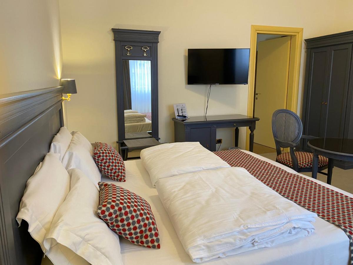 Hotel Estee Дезенцано-дель-Гарда Экстерьер фото