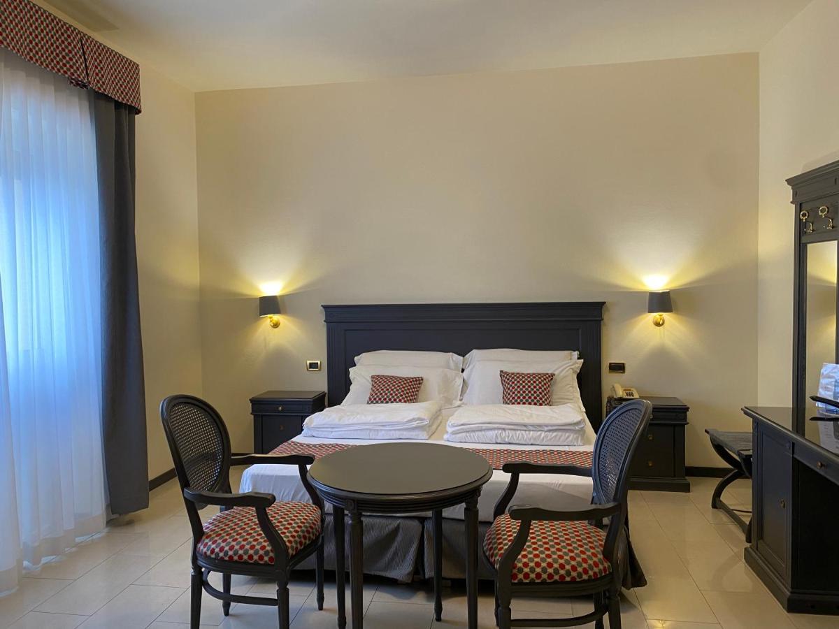 Hotel Estee Дезенцано-дель-Гарда Экстерьер фото