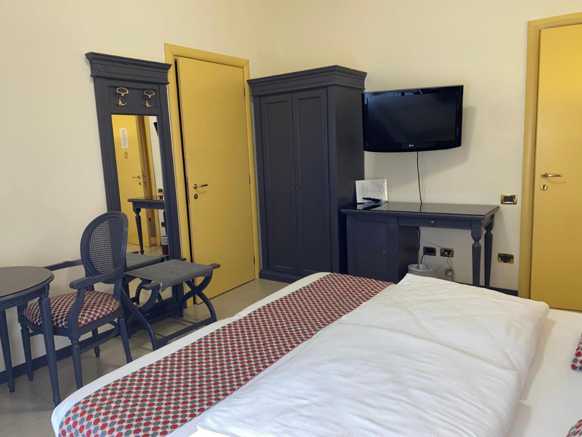 Hotel Estee Дезенцано-дель-Гарда Экстерьер фото