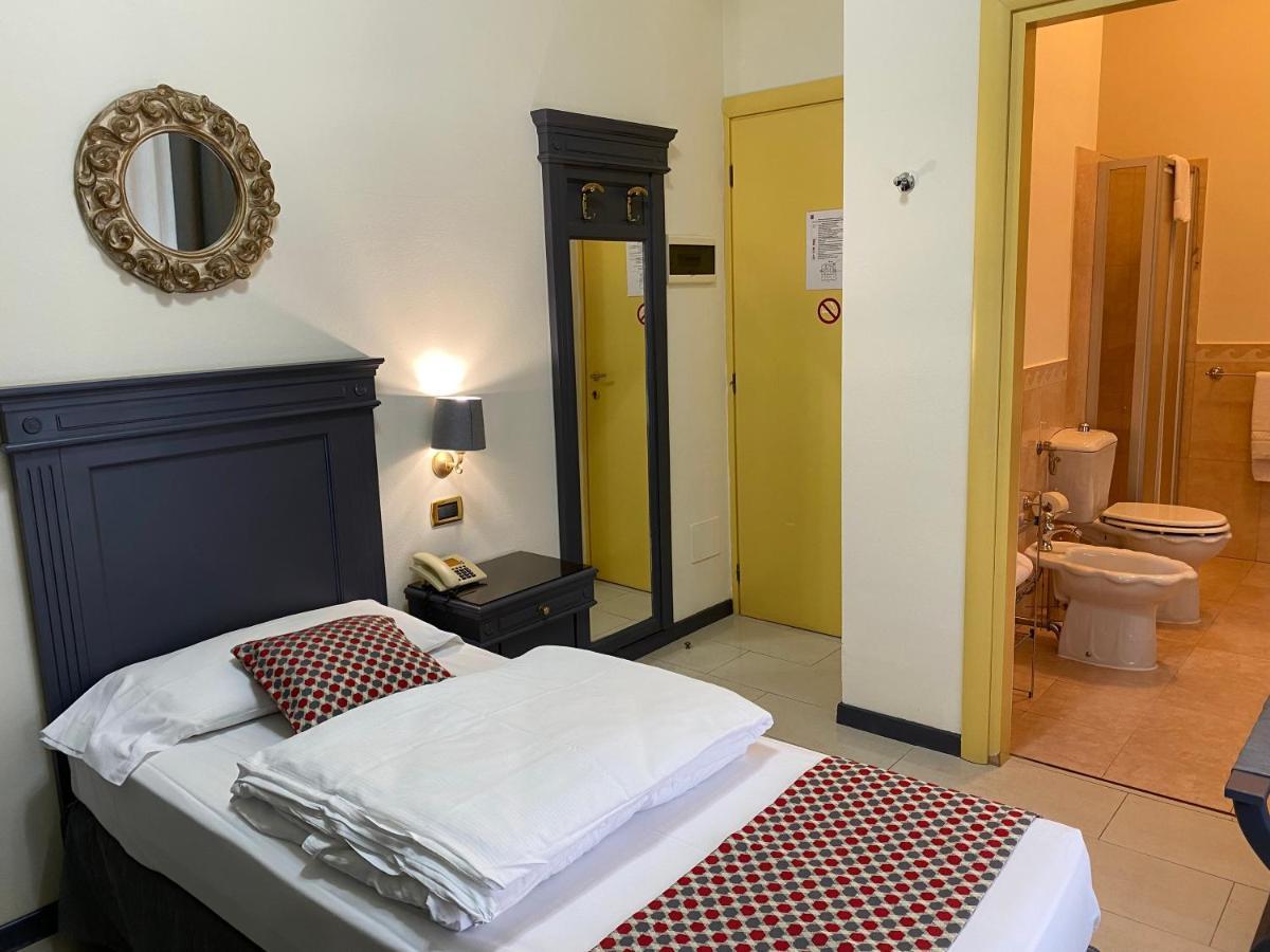 Hotel Estee Дезенцано-дель-Гарда Экстерьер фото