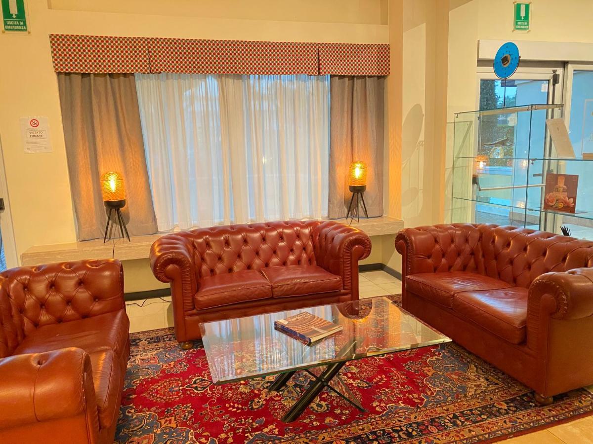 Hotel Estee Дезенцано-дель-Гарда Экстерьер фото