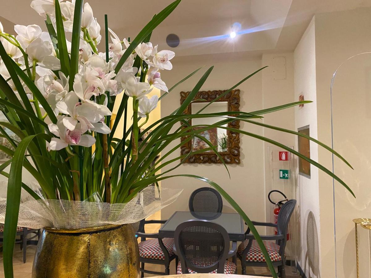 Hotel Estee Дезенцано-дель-Гарда Экстерьер фото