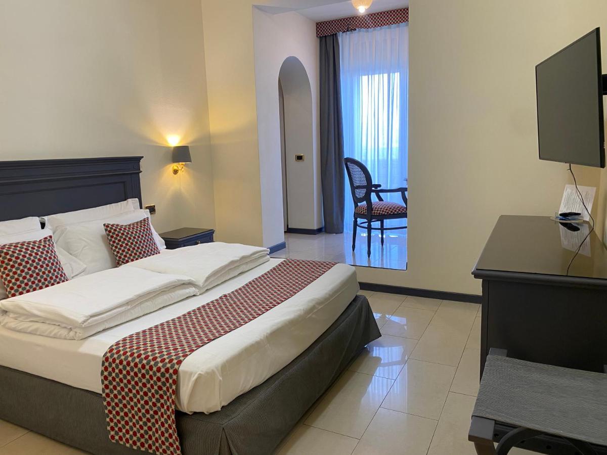 Hotel Estee Дезенцано-дель-Гарда Экстерьер фото