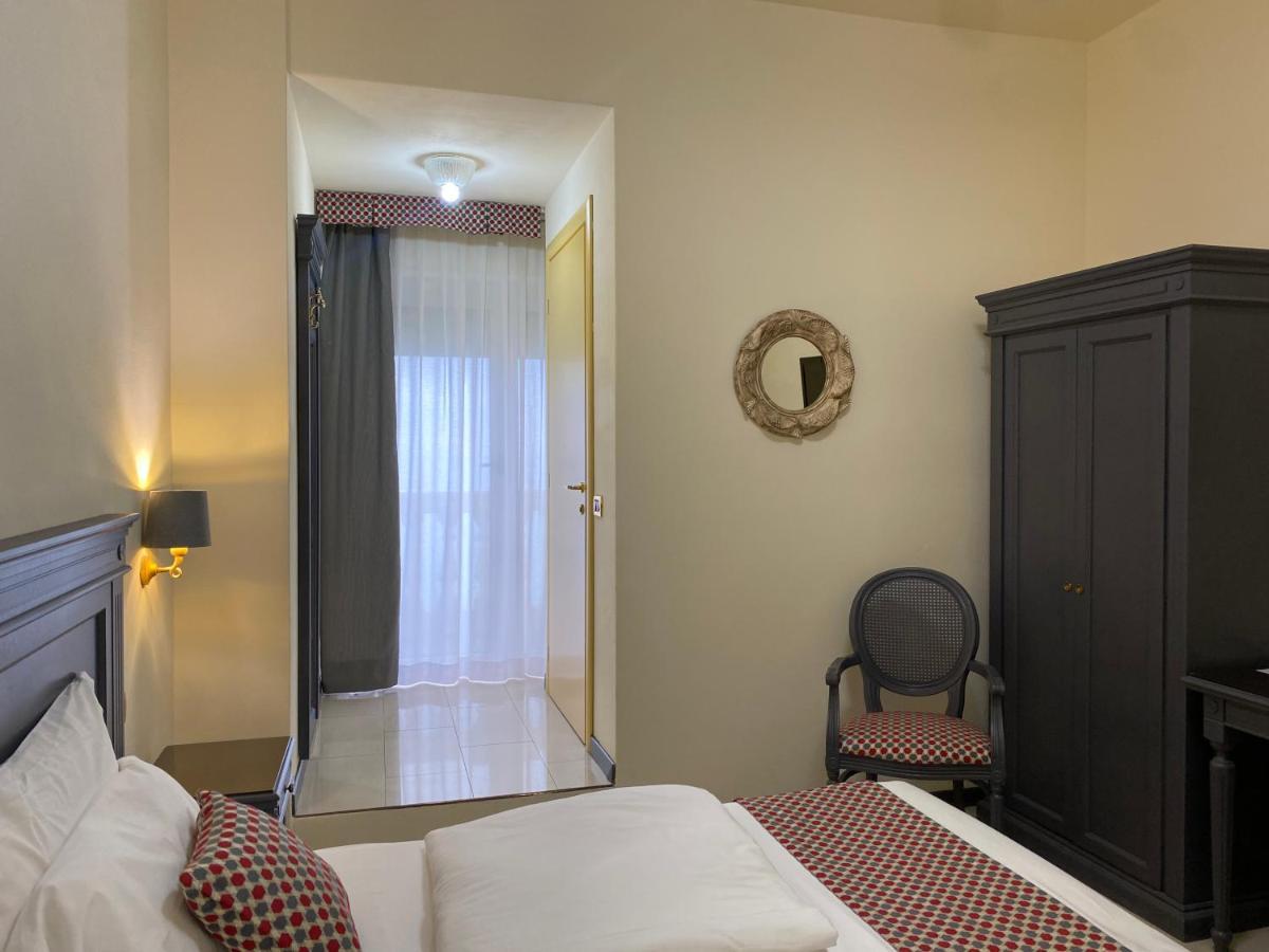 Hotel Estee Дезенцано-дель-Гарда Экстерьер фото