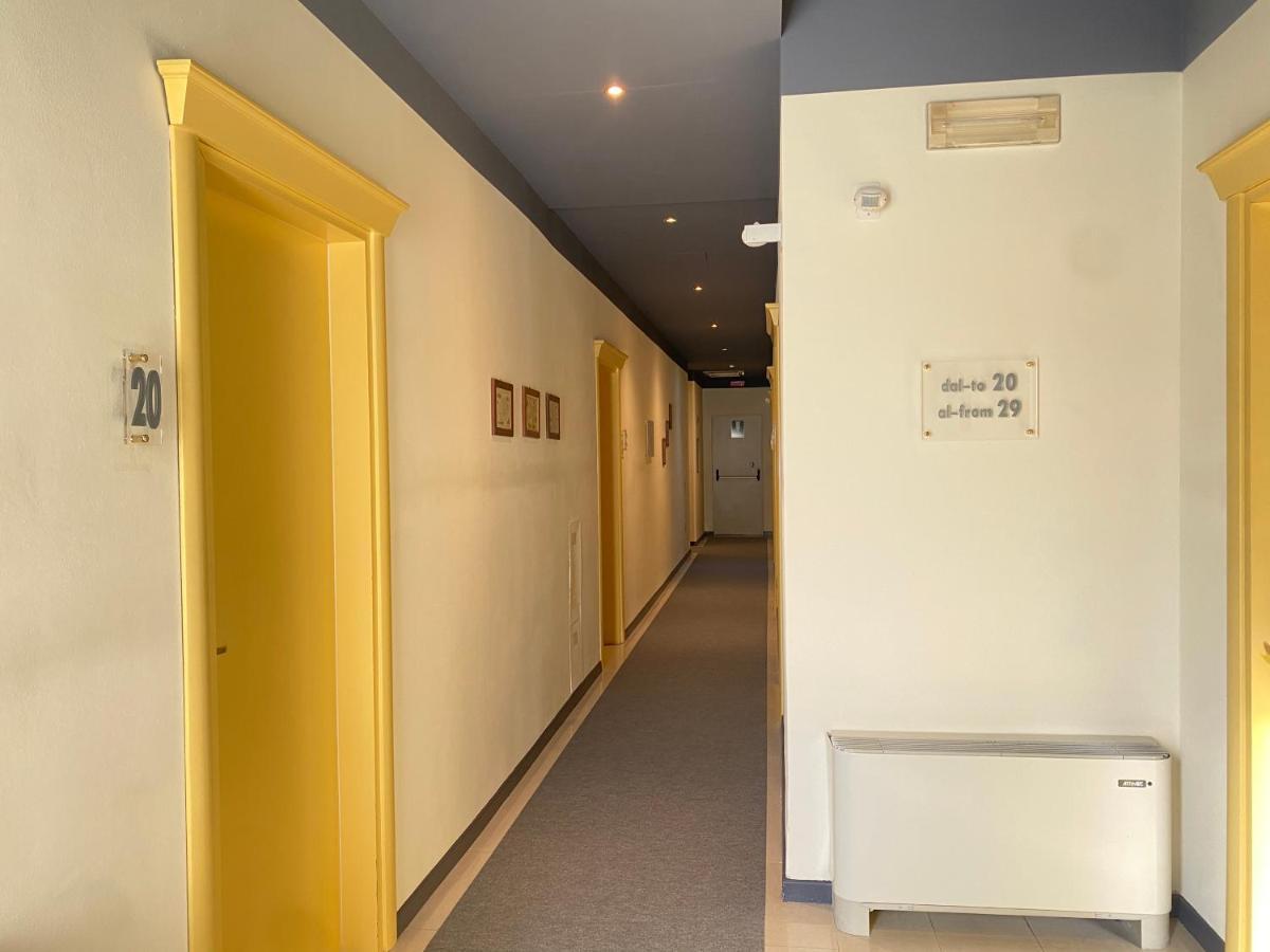 Hotel Estee Дезенцано-дель-Гарда Экстерьер фото