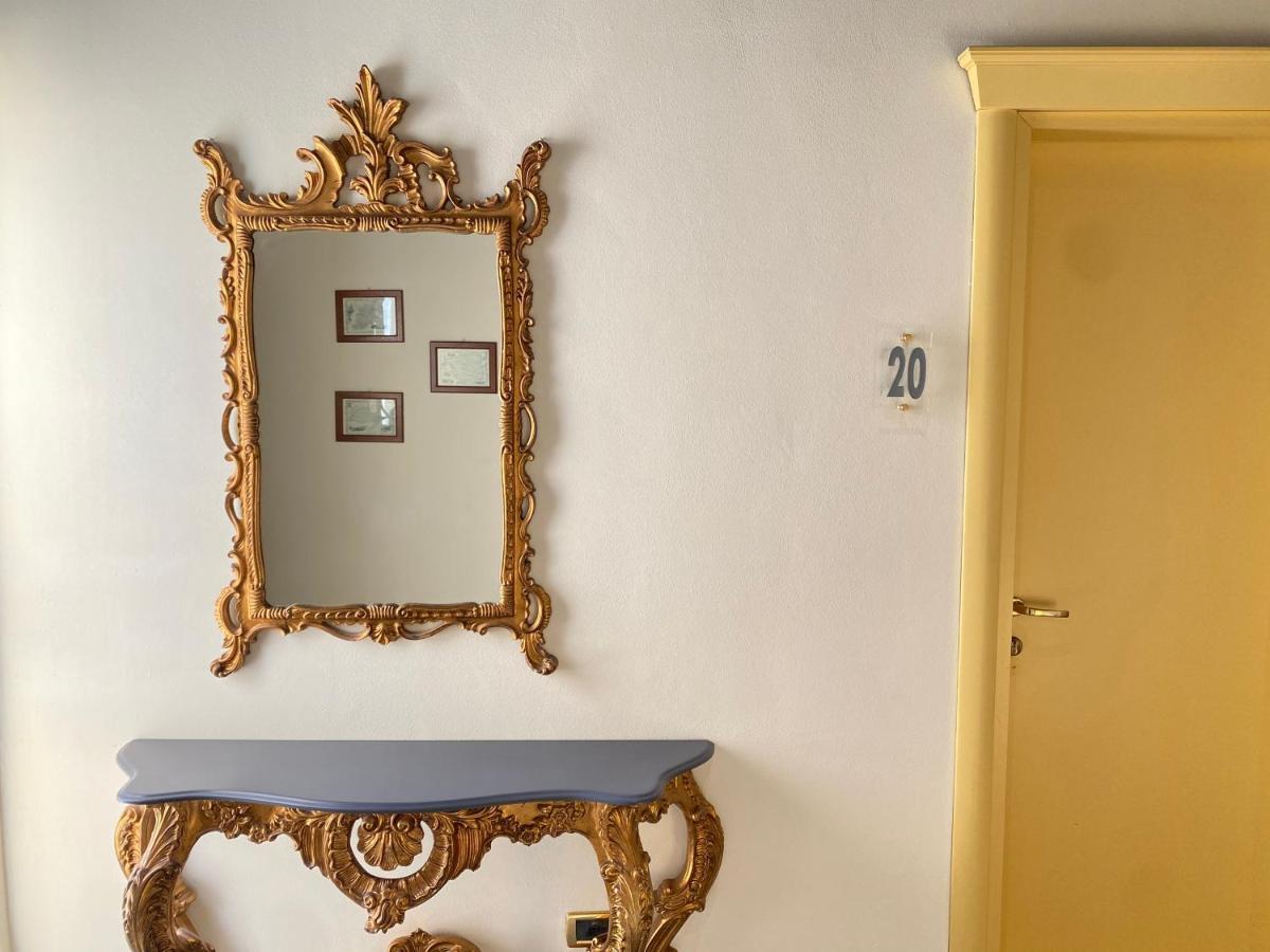 Hotel Estee Дезенцано-дель-Гарда Экстерьер фото