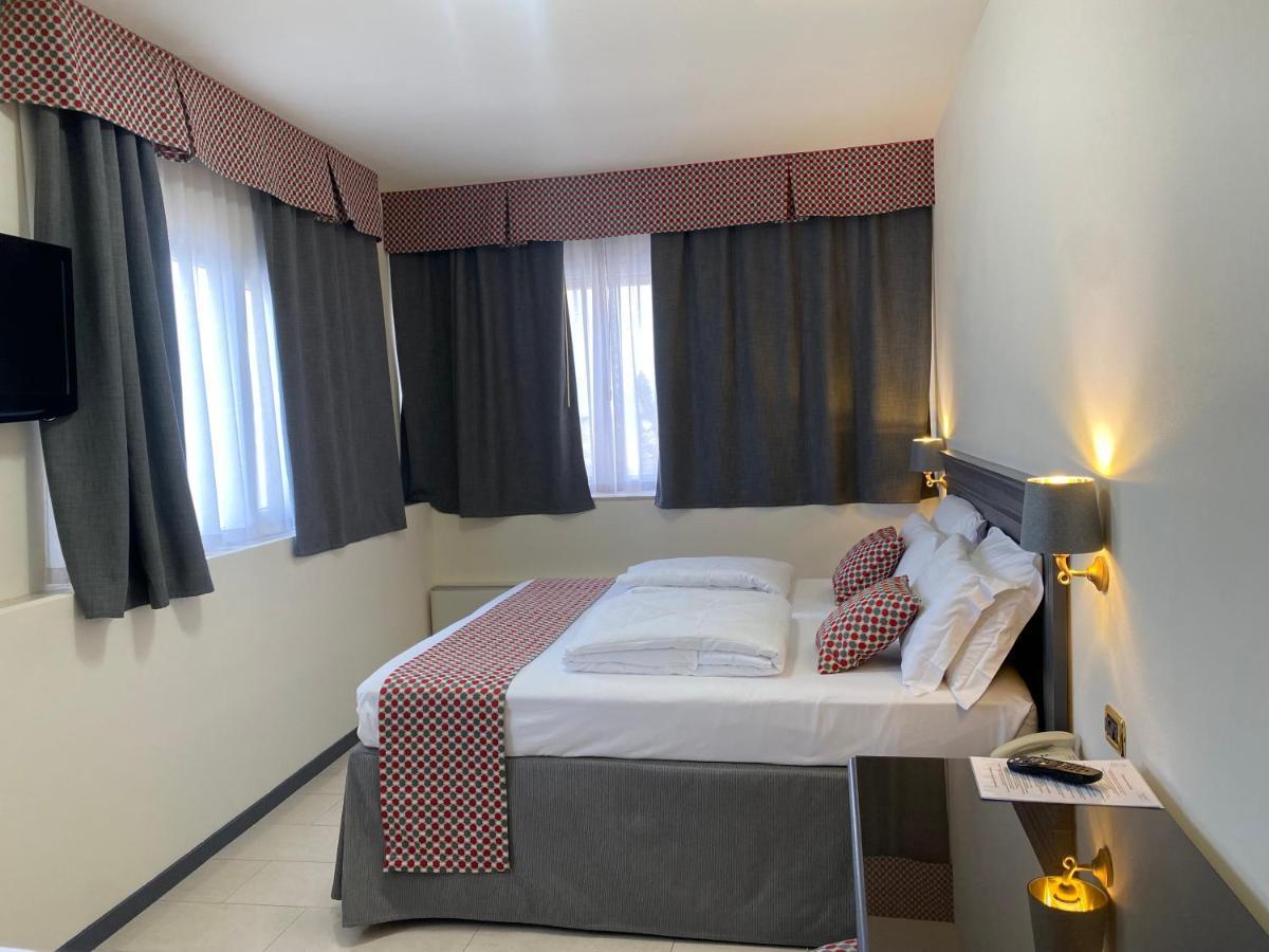 Hotel Estee Дезенцано-дель-Гарда Экстерьер фото