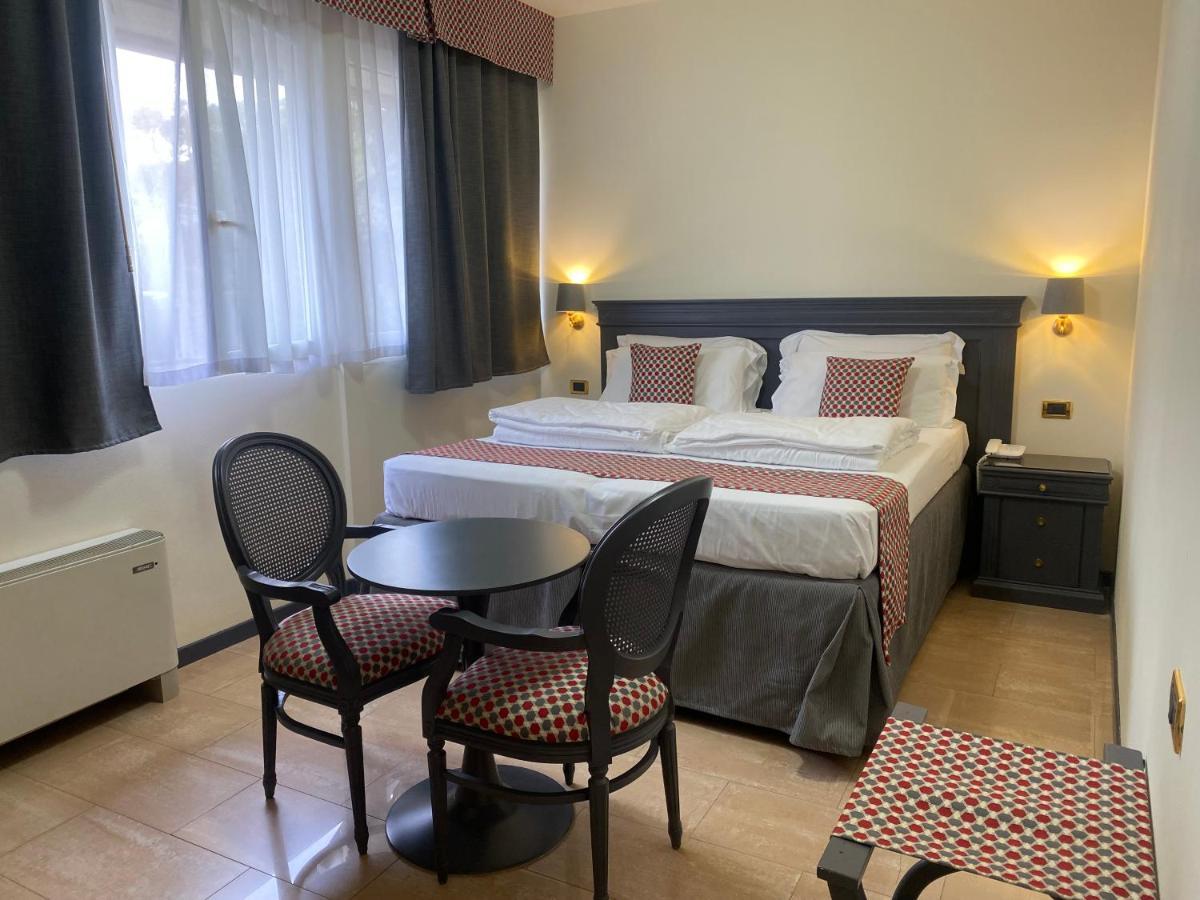 Hotel Estee Дезенцано-дель-Гарда Экстерьер фото