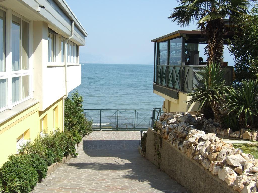 Hotel Estee Дезенцано-дель-Гарда Экстерьер фото