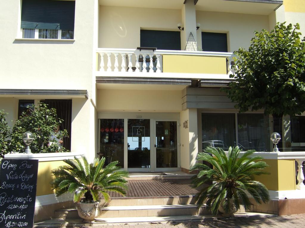 Hotel Estee Дезенцано-дель-Гарда Экстерьер фото